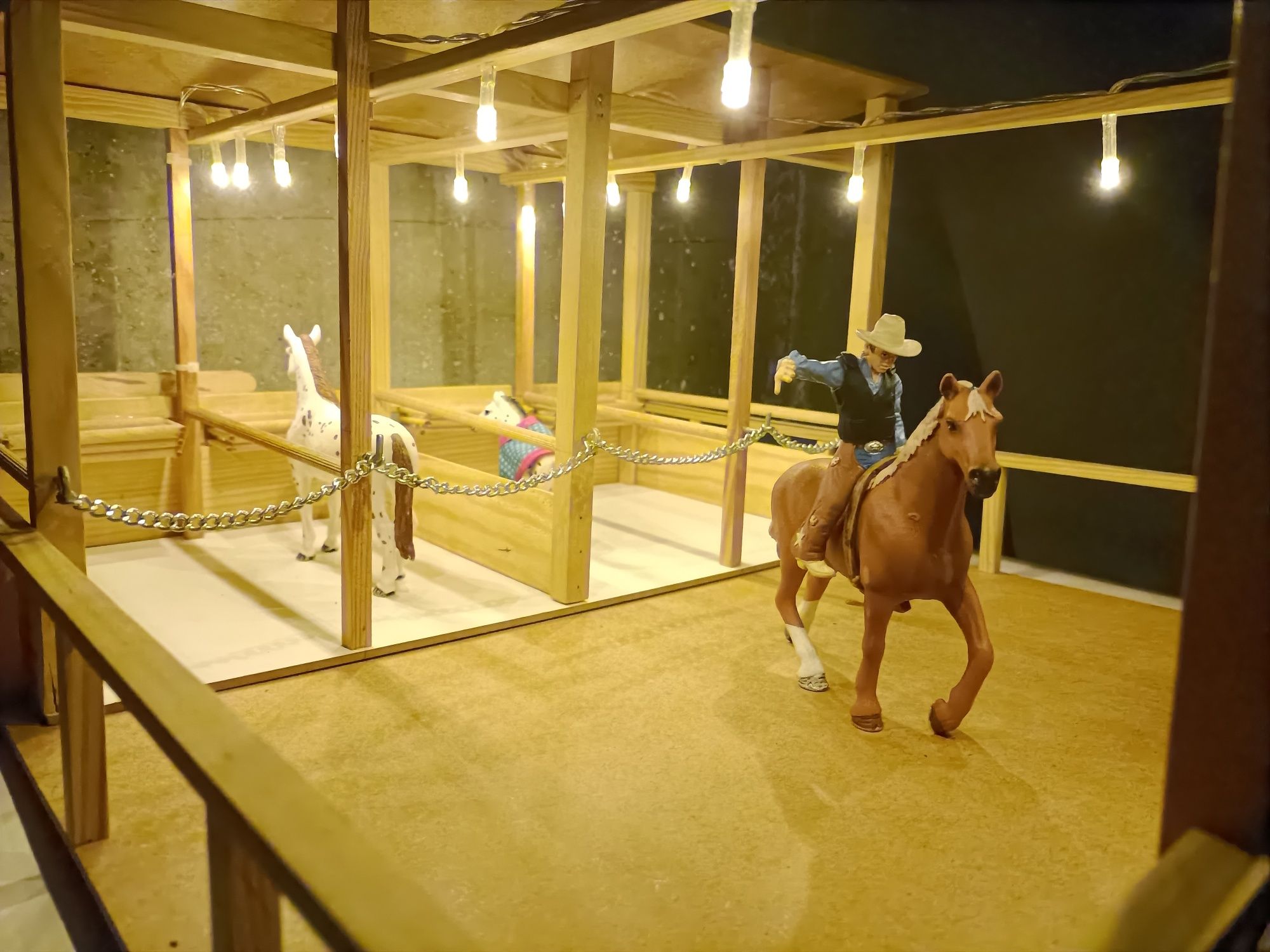 Stajnia DIY dla figurek koni Schleich