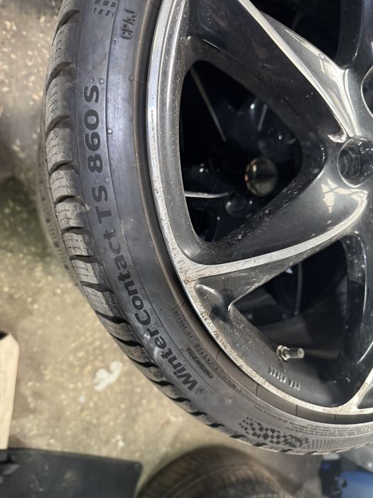 Резина 235/35 R20 Continental зима