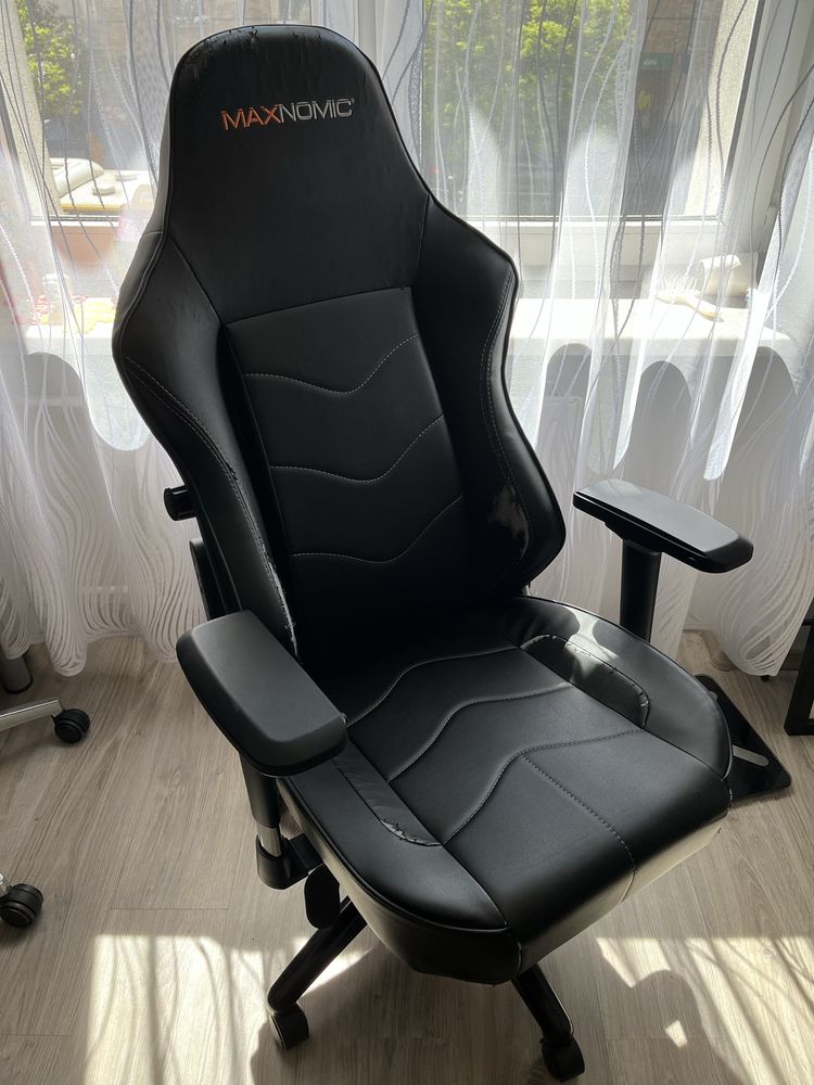 Krzeslo gamingowe / biurowe MAXNOMIC Dominator Black