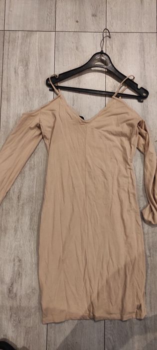 Sukienka kawowa bez ramion