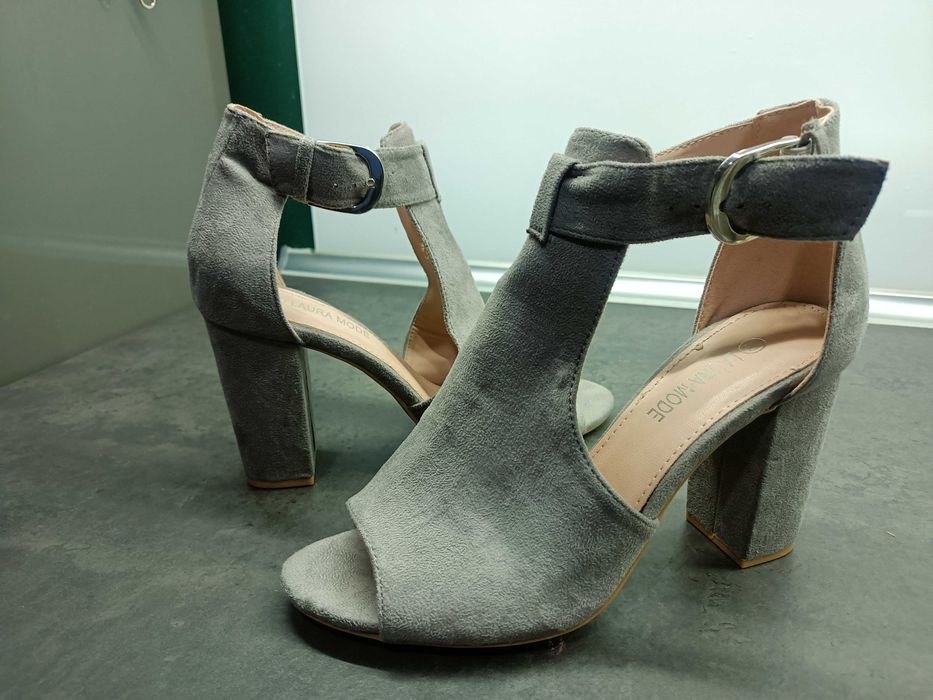 Zamszowe półbuty na słupku, szare. rozmiar 40.  Nowe.