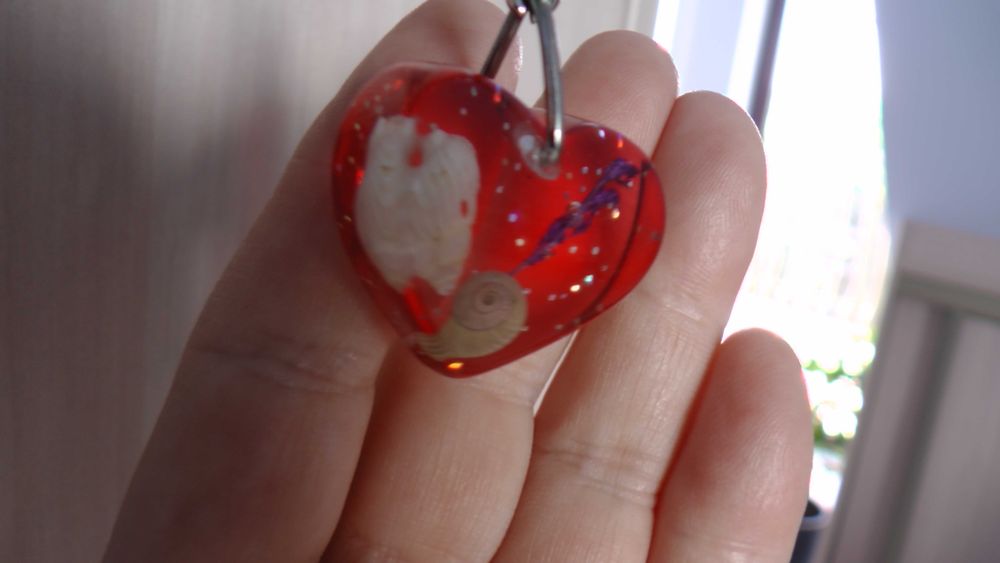 Brelok czerwone serce muszelki opiłki