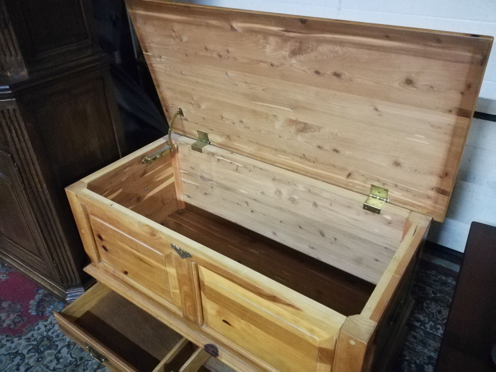 Drewniany kufer-skrzynia