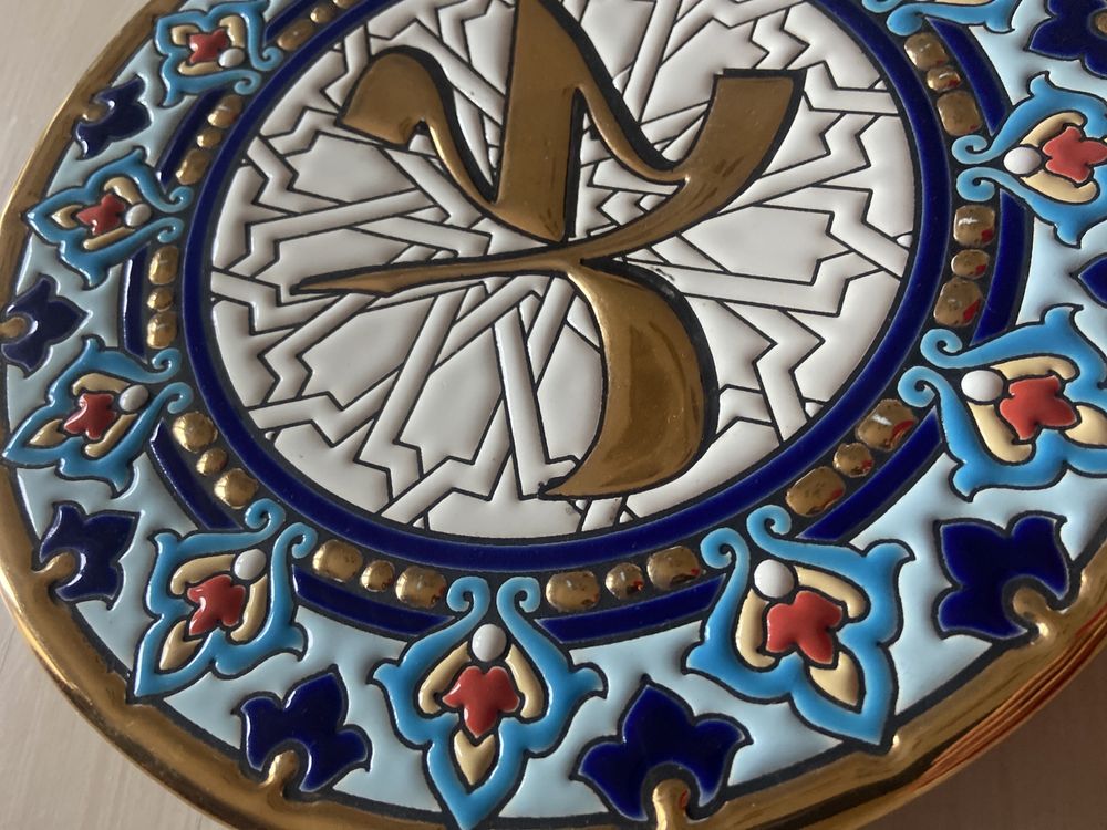 Andaluzyjski dekoracyjny hiszpański talerz złocony
