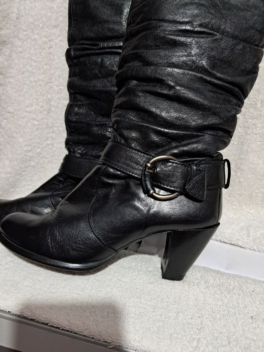 Botas  cano alto,  tamanho  37 , todas em pele.