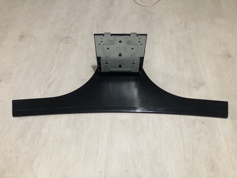 Suporte de TV ai tem quase 10 cm para segurar o tv