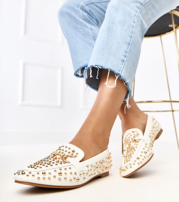 Białe mokasyny zdobione ćwiekami Lea