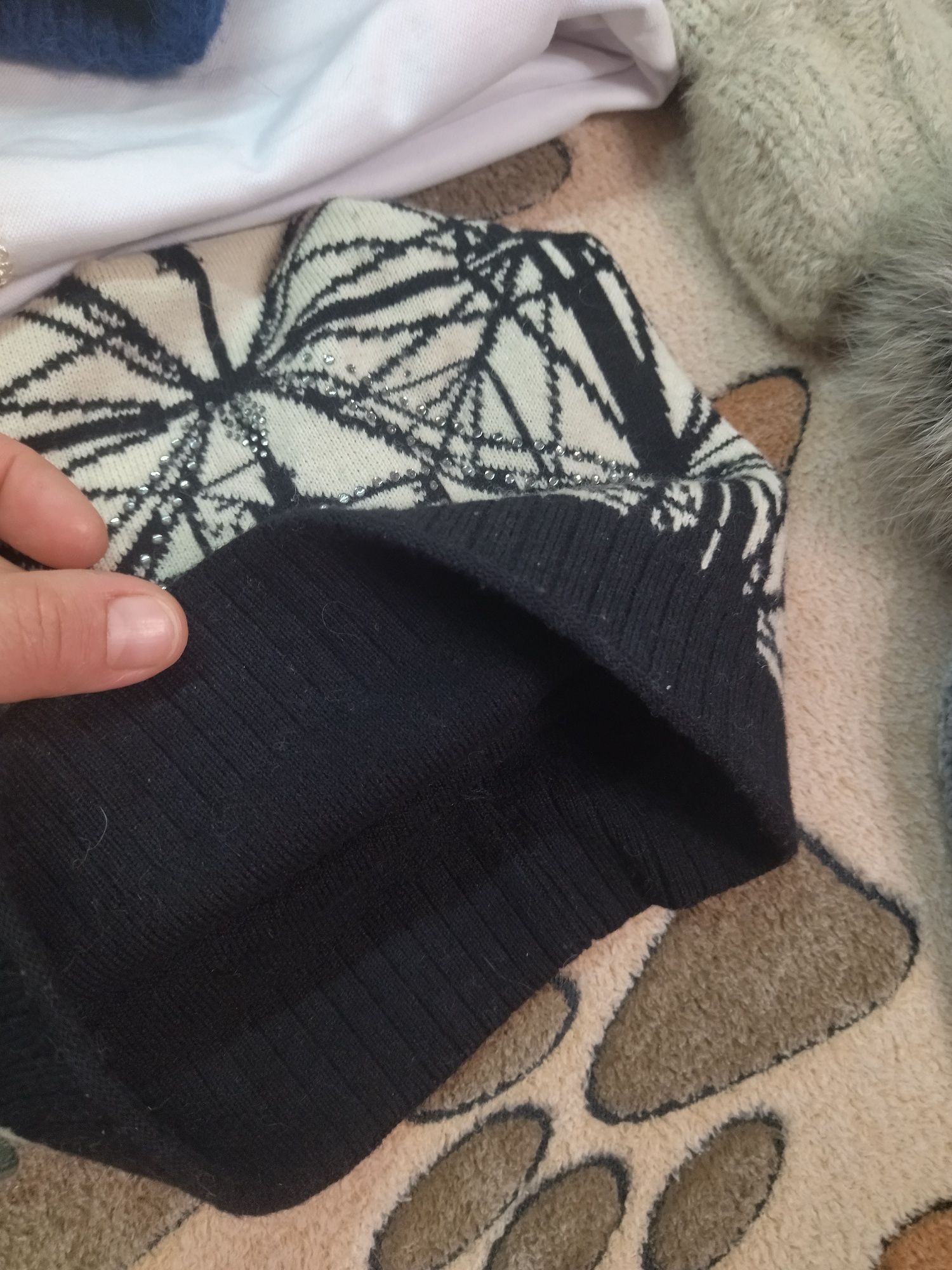 Продам зимние женские шапки, шарфы