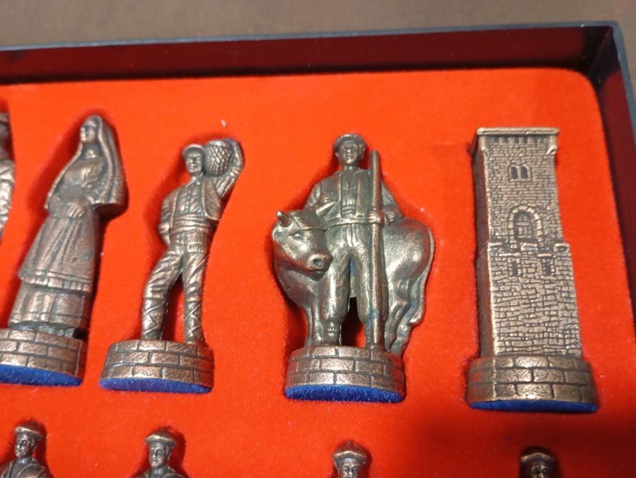 Tabuleiro de xadrez com peças em metal
