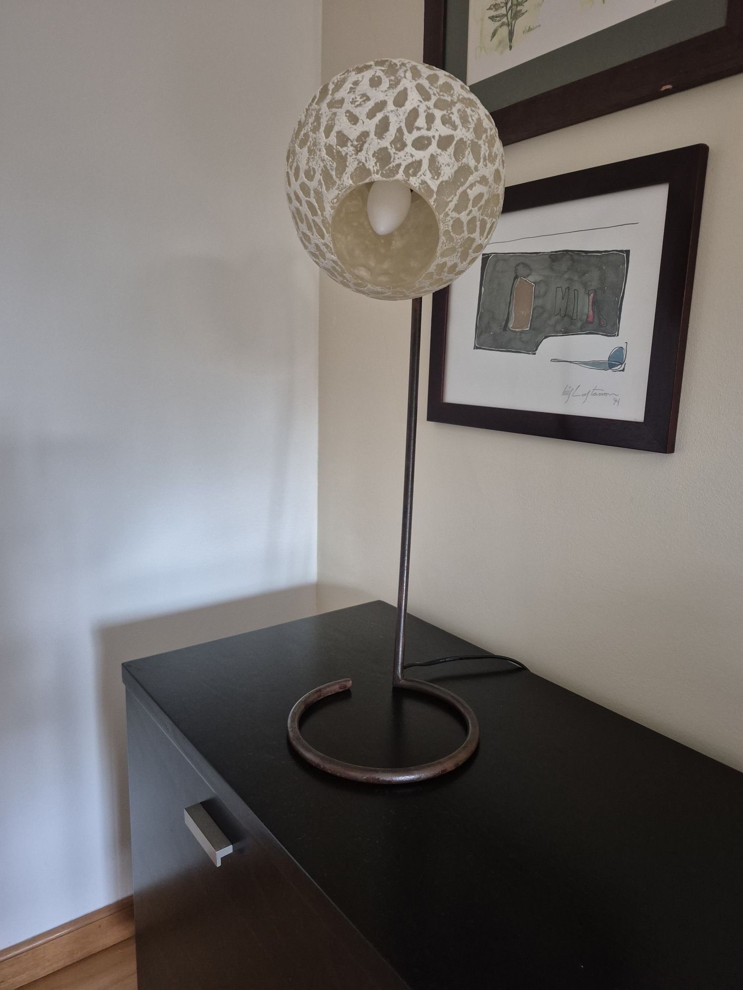 Candeeiro de mesa abajur em  beje e pe castanho