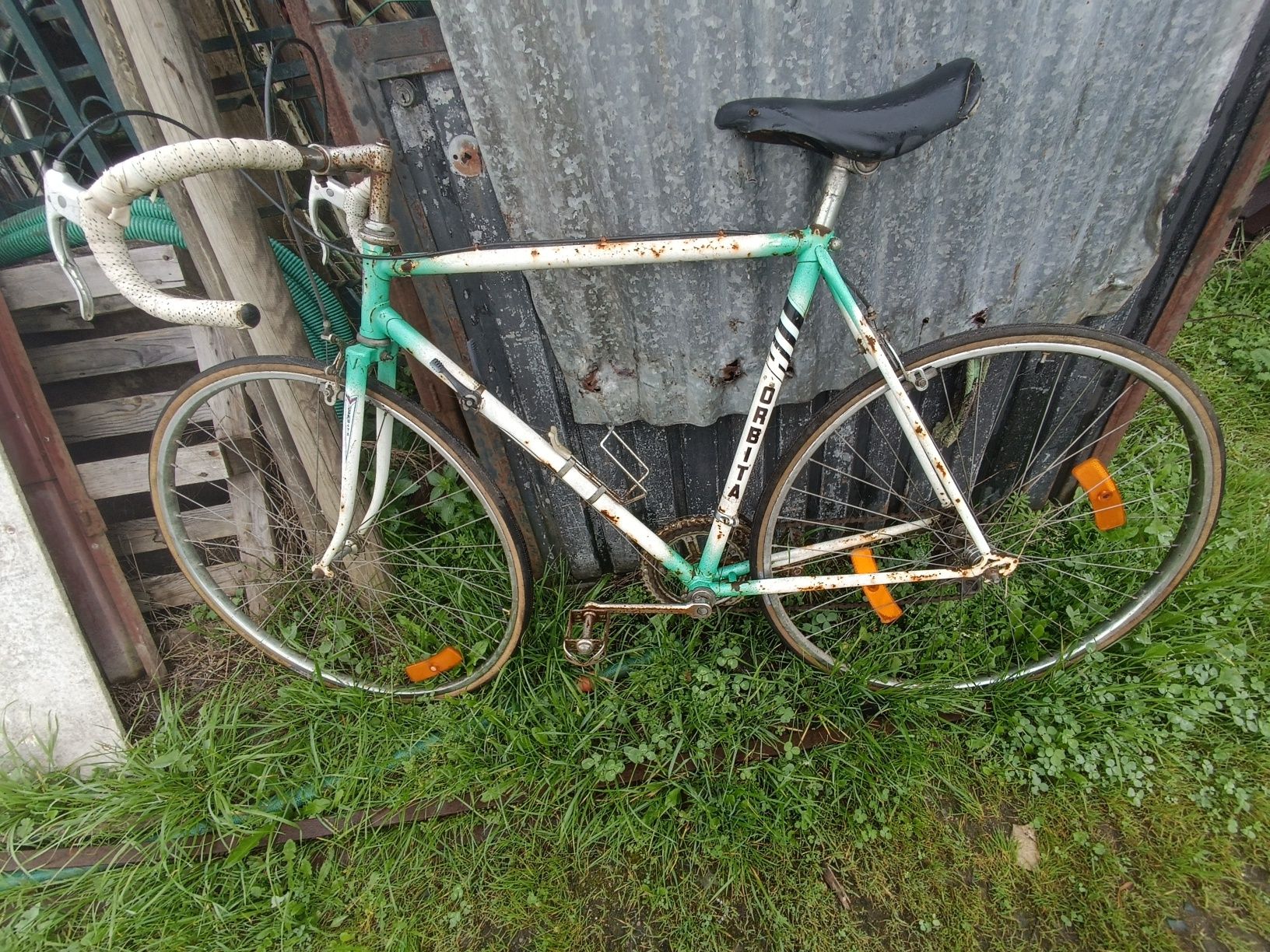 Duas bicicletas antigas
