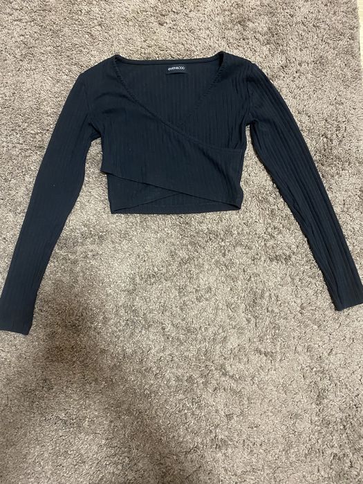 чорний топ з рукавами