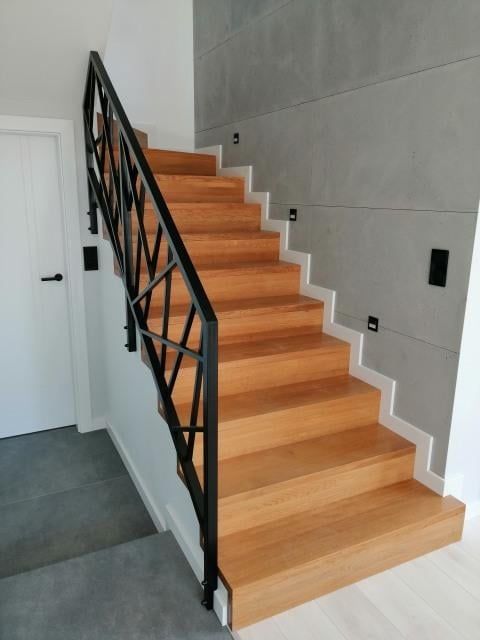 Schody drewniane dąb , buk , jesion Trepy  Producent Podkarpackie