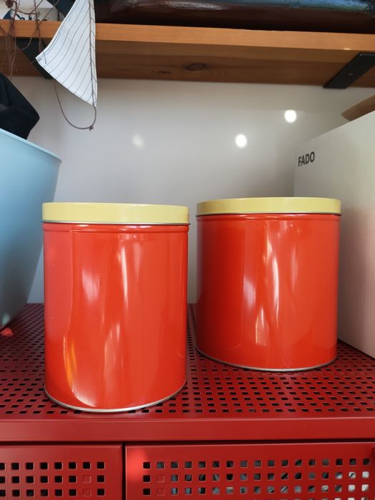Dwie puszki metalowe do przechowywania czerwone ozdobne blaszane