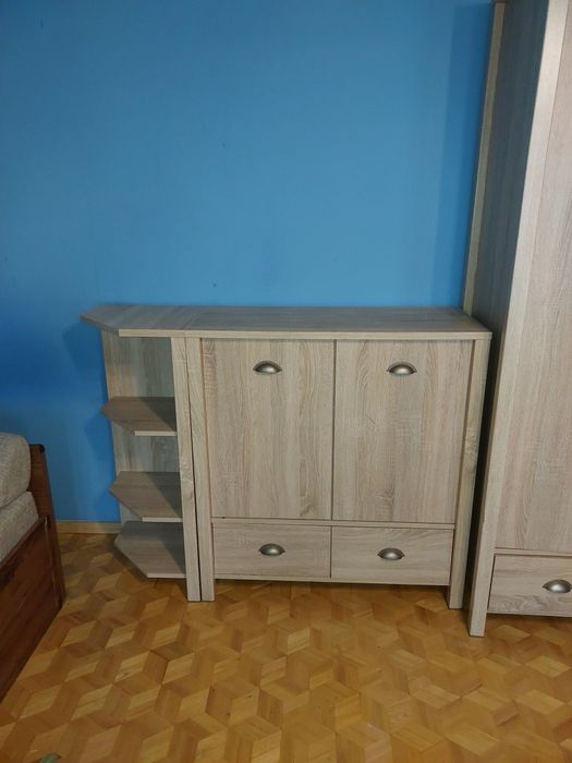 Biurko, 2 szafki iszafa.