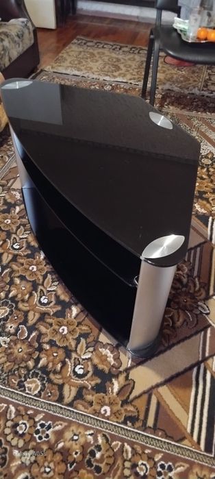 Стекляний стол под телевизор