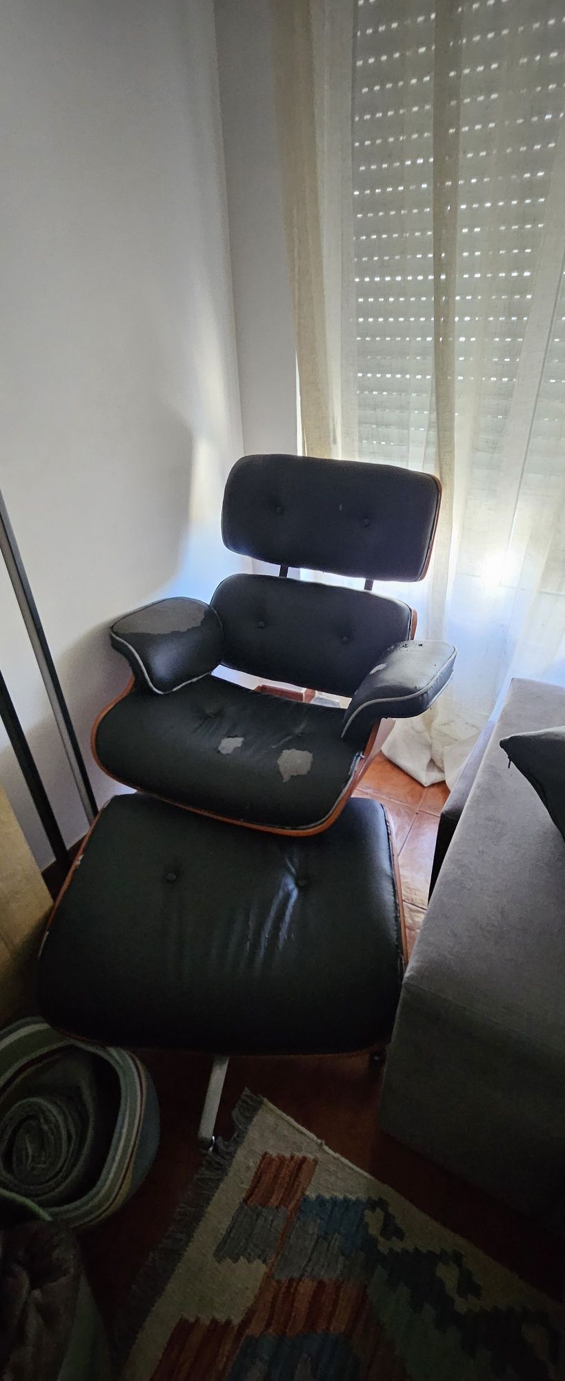 Cadeirão e repousa pés