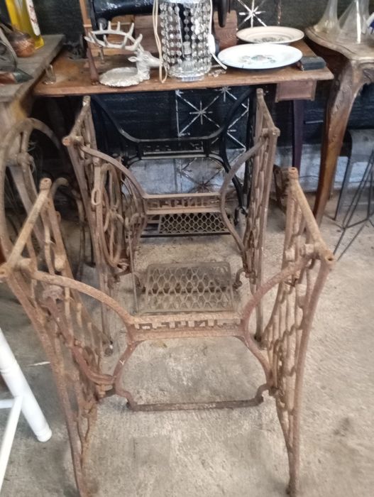 Vendo pé de máquina de costura em ferro