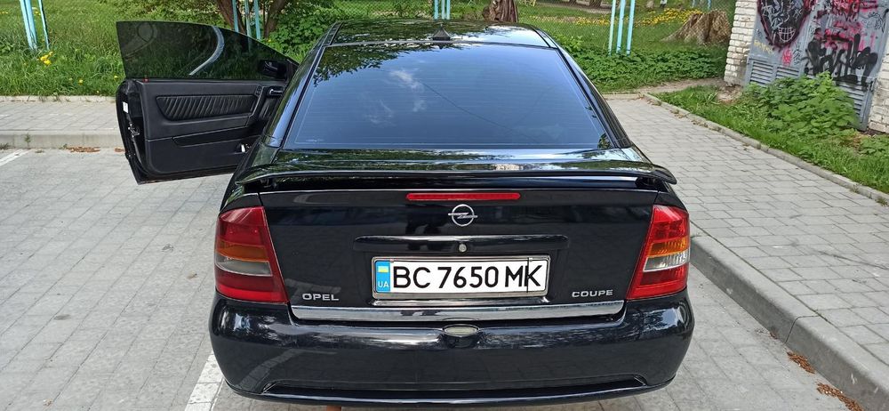Продаєця авто опель