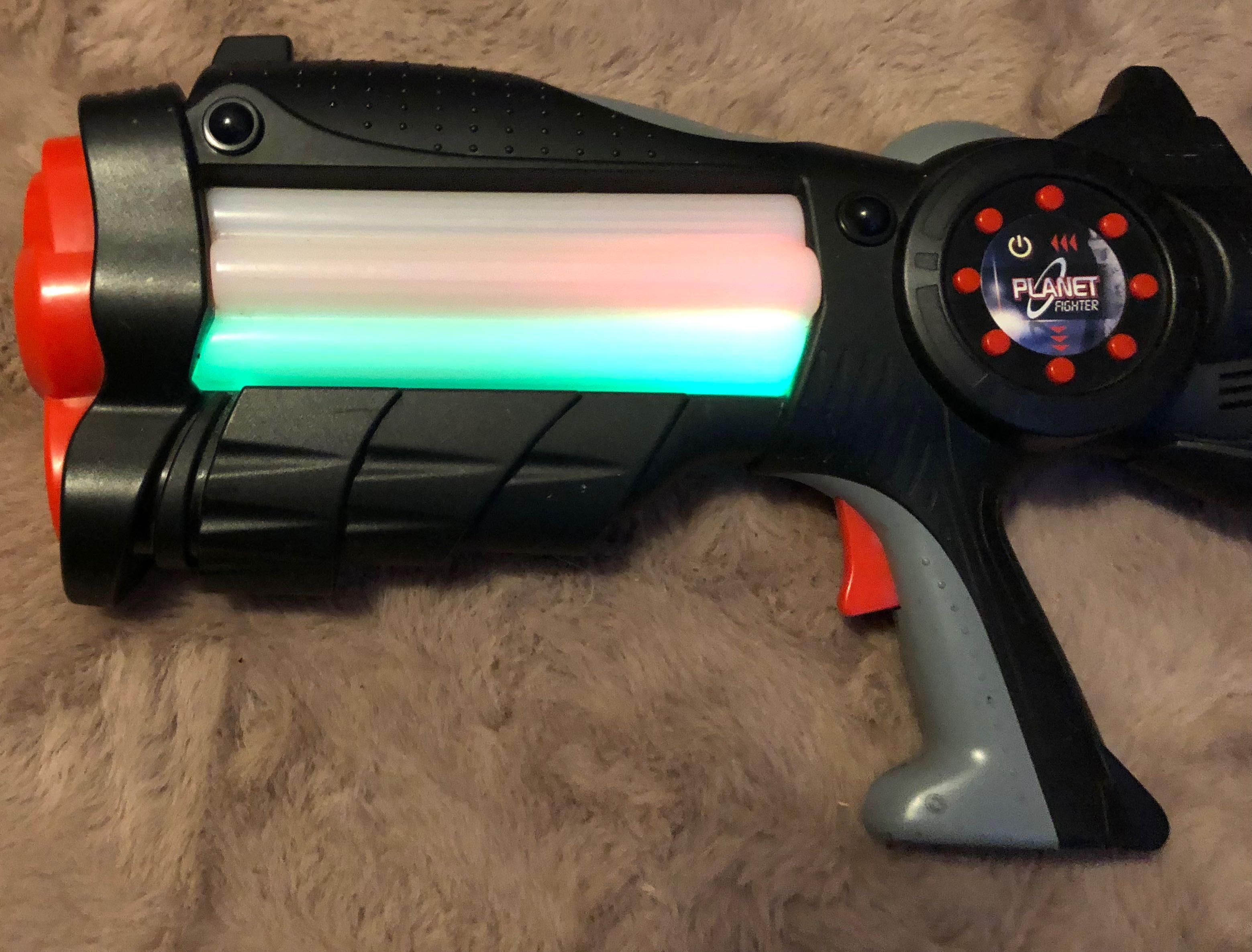 Pistolet Planet Fighter - wiek. 3+