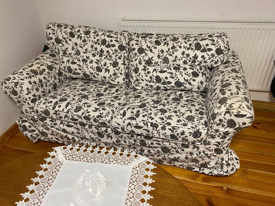Sofa dwuosobowa z poduchami