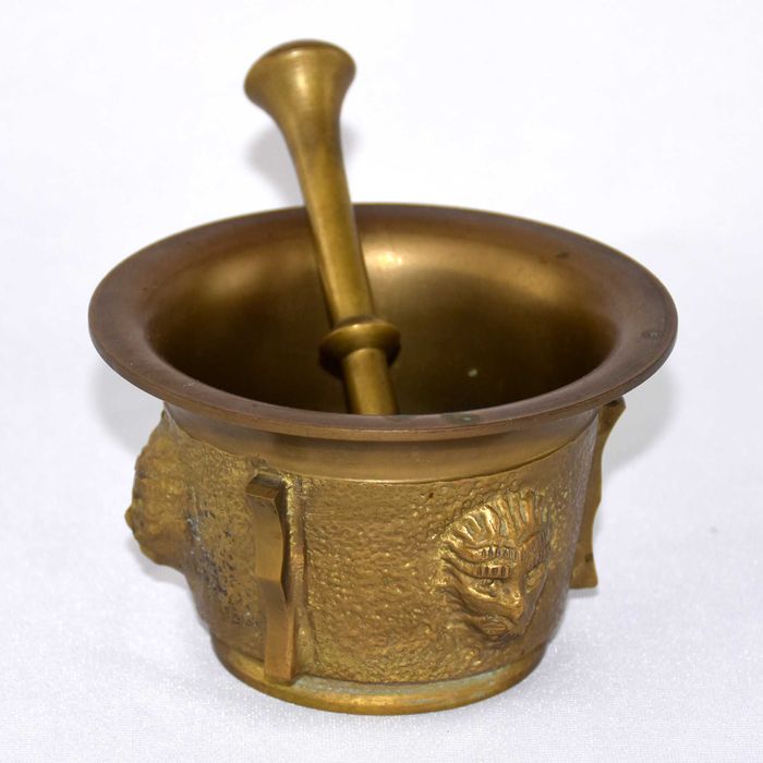Almofariz em Bronze decorado com cabeças de leão