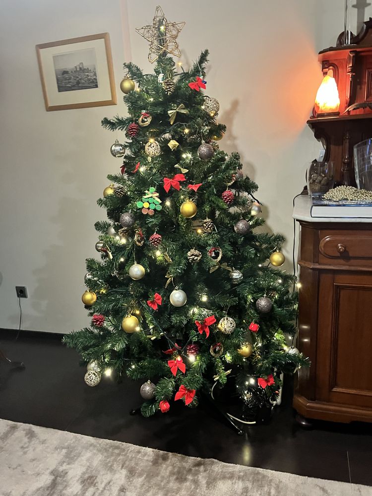 Árvore de natal decorativa com 156 centimetros de altura