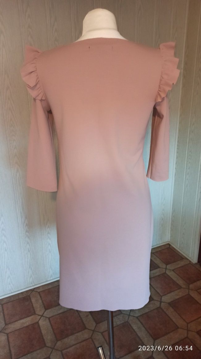 Sukienka Midi w Kolorze Różowym z Falbanami na Rękawach Amisu S