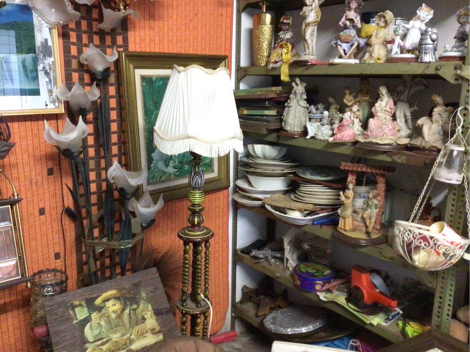 Recheio de antiguidades e velharias para venda