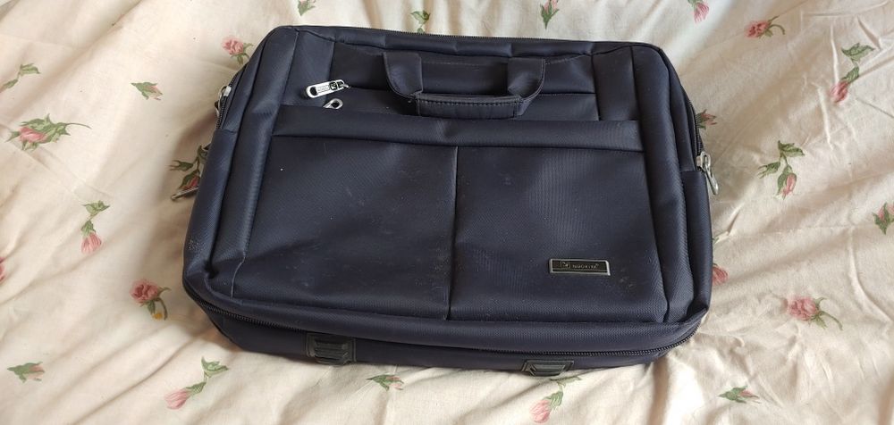 Продаеться сумка для ноутбука у гарному стані можно для документів