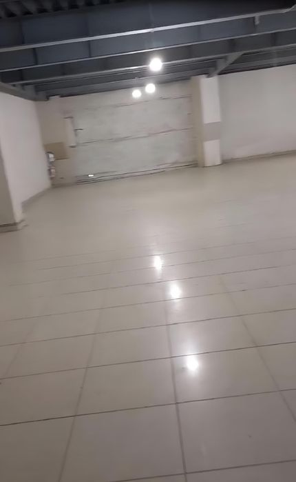 Склад 220 м2 з підйомним майданчиком