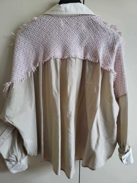 Camisa Bege com Chanel Cruzado Branco e Rosa