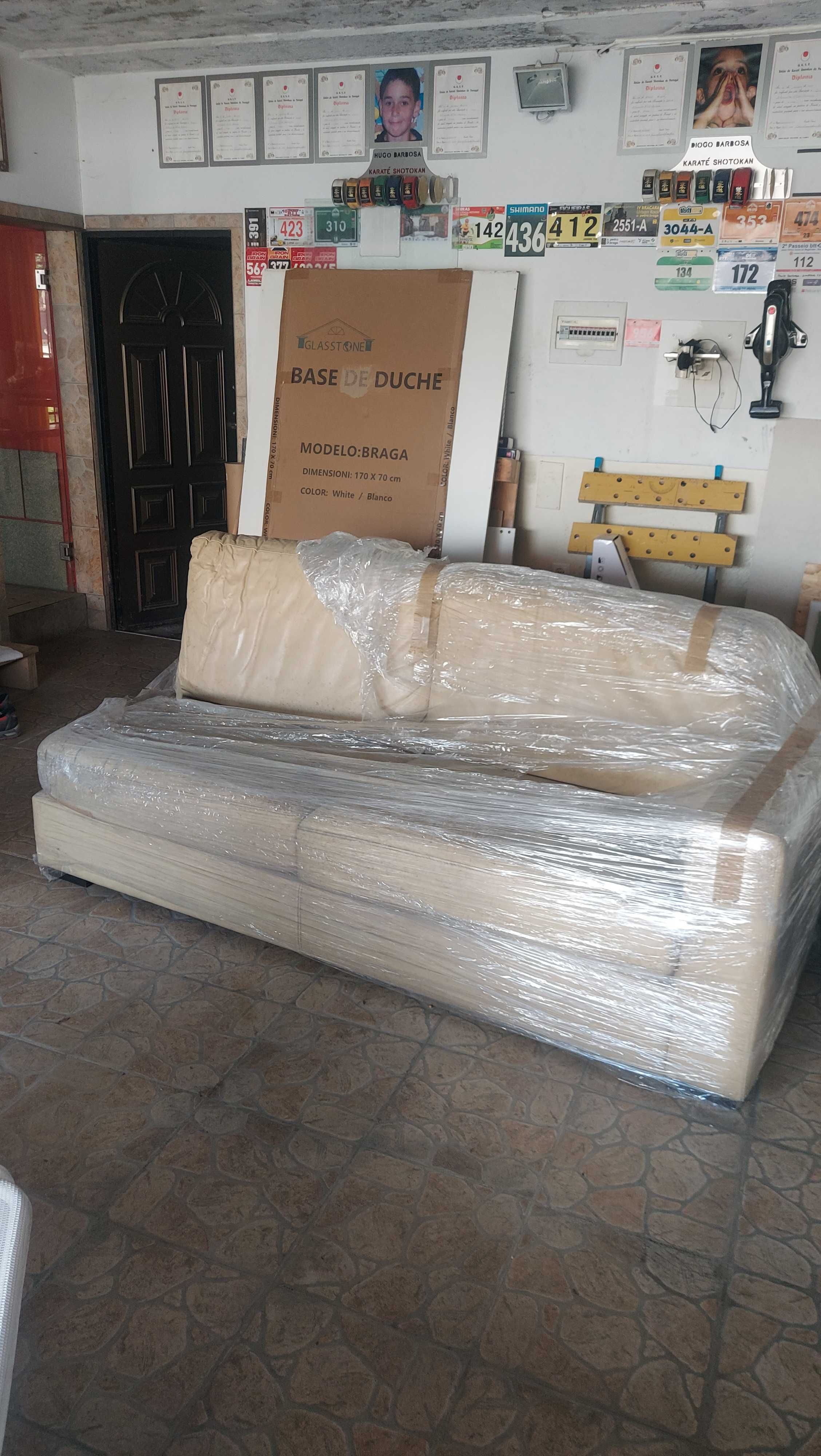 Sofas um pouco gastos mas sem ninhum rasgao so limpar