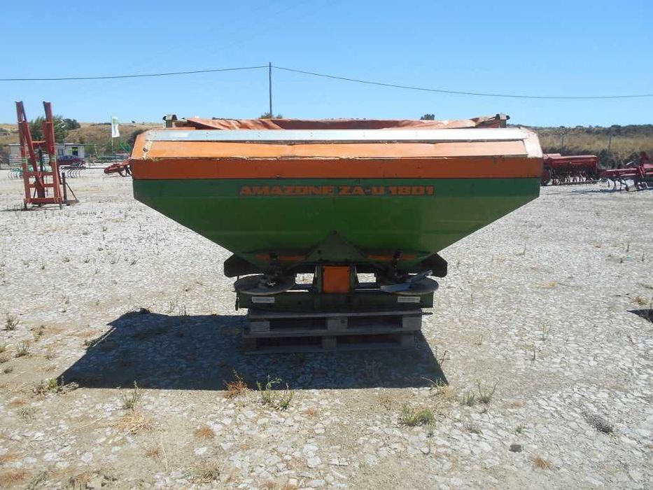 Espalhador de adubo Amazone de 2.000L
