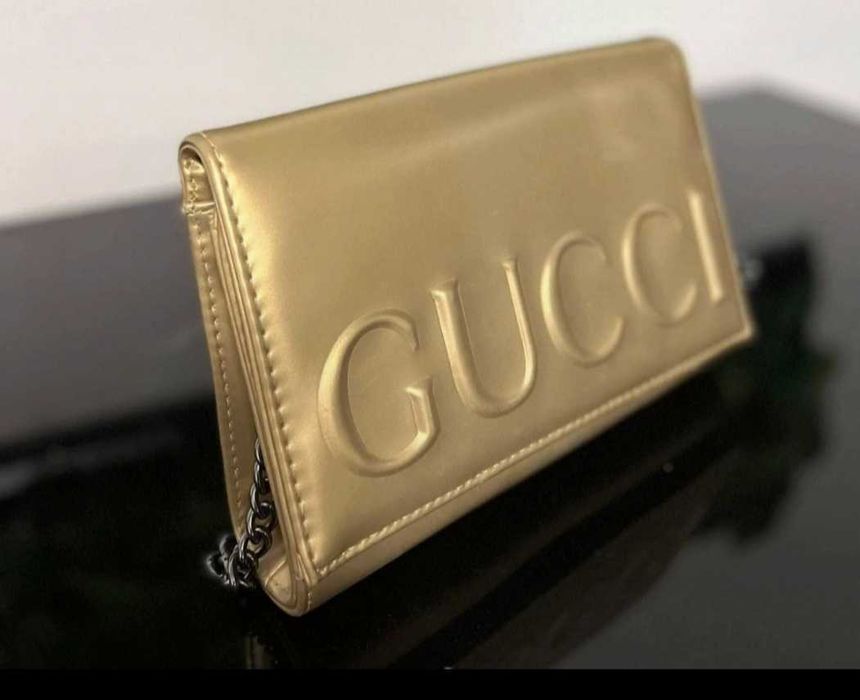 Złota torebka z łańcuszkiem