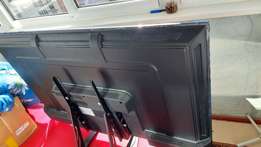 Телевізор Bravis UHD-50M8000