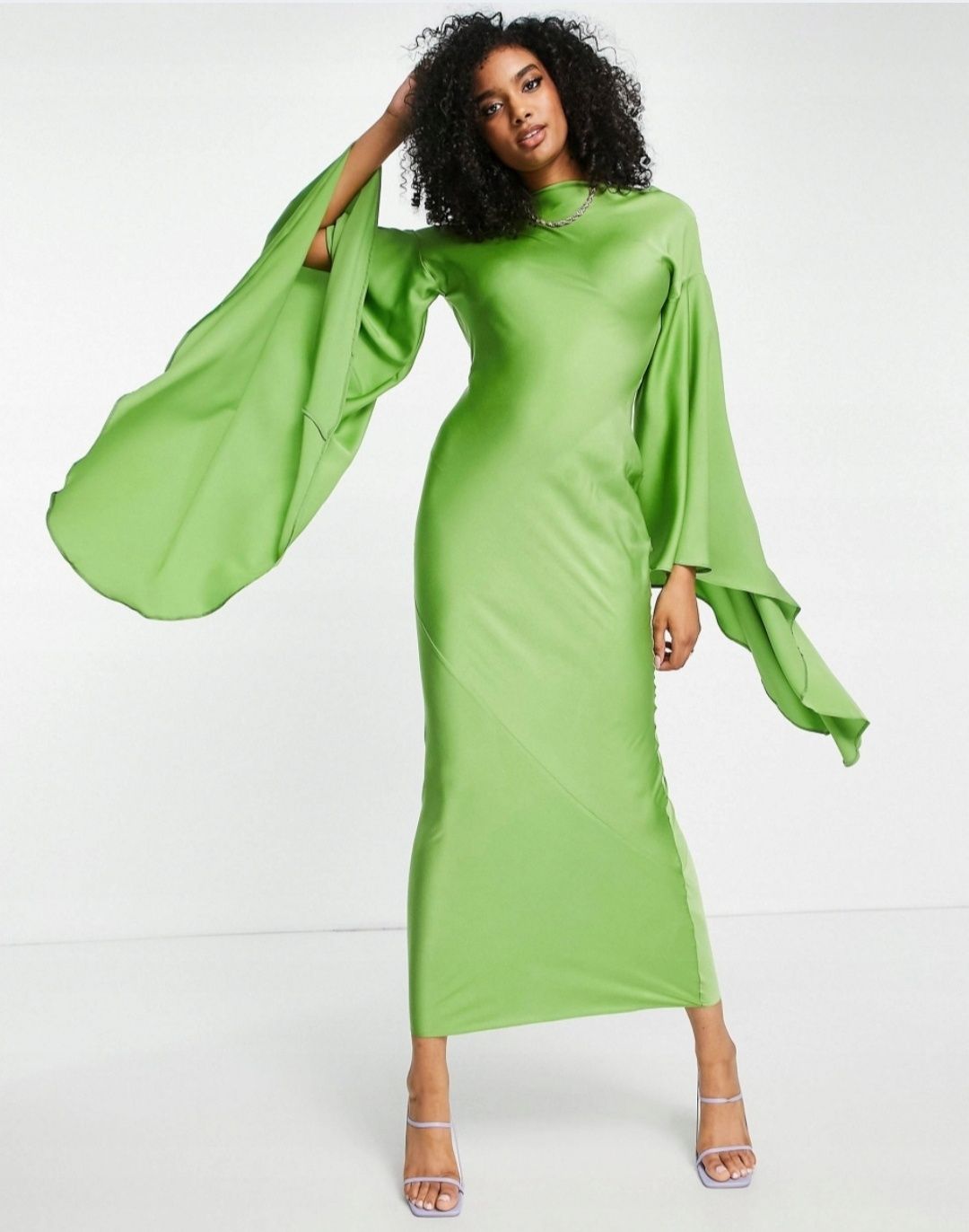 Zielona satynowa sukienka maxi z długimi szerokimi rękawami