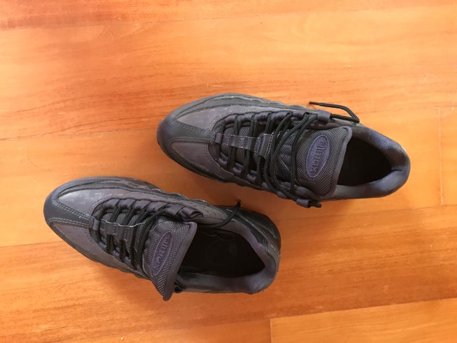 Ténis NIKE que brilham com a luz