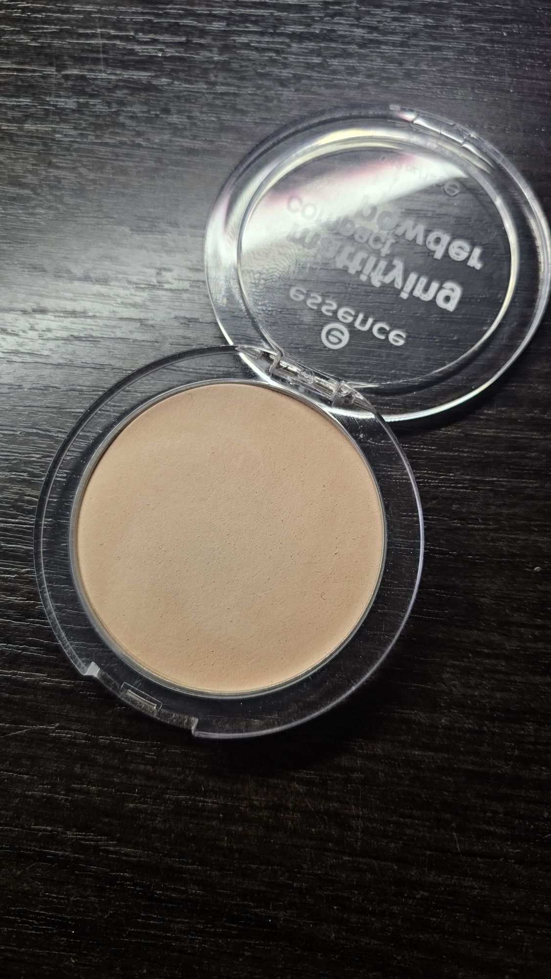 Essence - Mattifying Compact Powder. 10 Light Beige. Puder prasowany