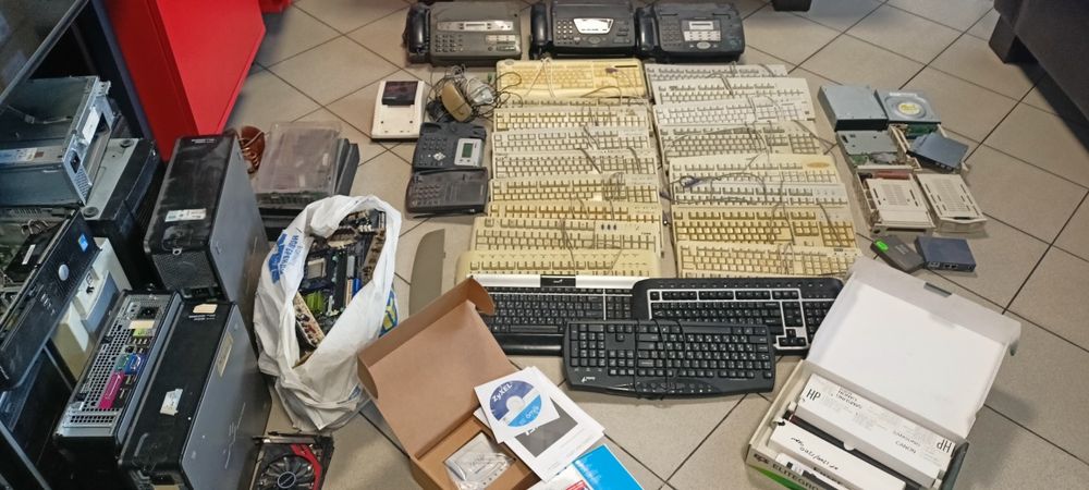 Клавіатури старі бу, факси, миші а інше офісне барахло