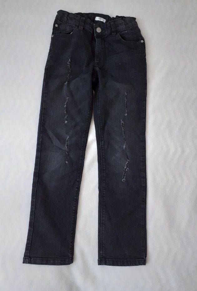 Jeansy chłopięce z przetarciami, rozmiar 134.
Długość 80 cm
Szerokość