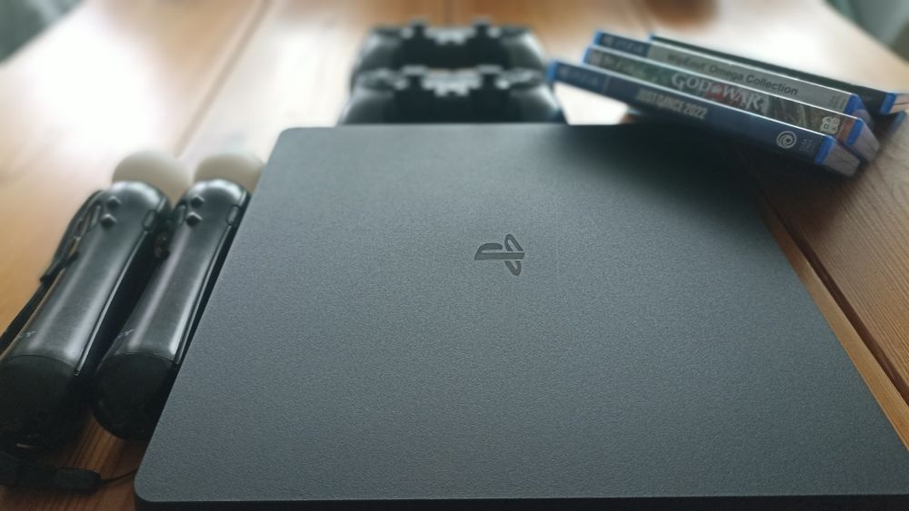 Playstation 4 slim. PS4 SLIM + dodatki