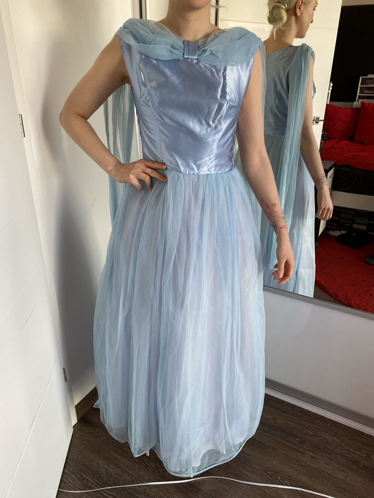 Błękitna suknia balowa z tuilem Kopciuszek