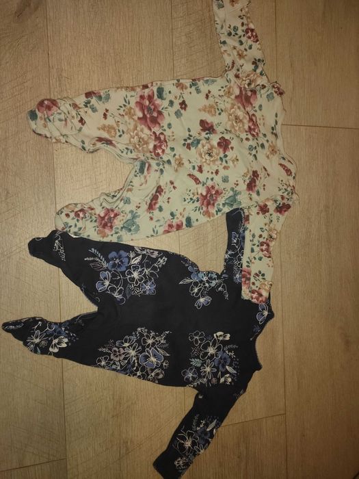 Dwa malutkie śpiochy w kwiaty