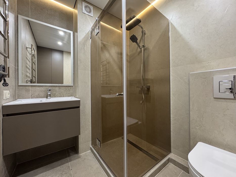 Центр міста, стильна 1.5 кімнатна з меблями та технікою – вид на гори!