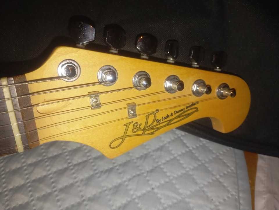 Guitarra eléctrica de J & D com acabamento Black + Amplificador.