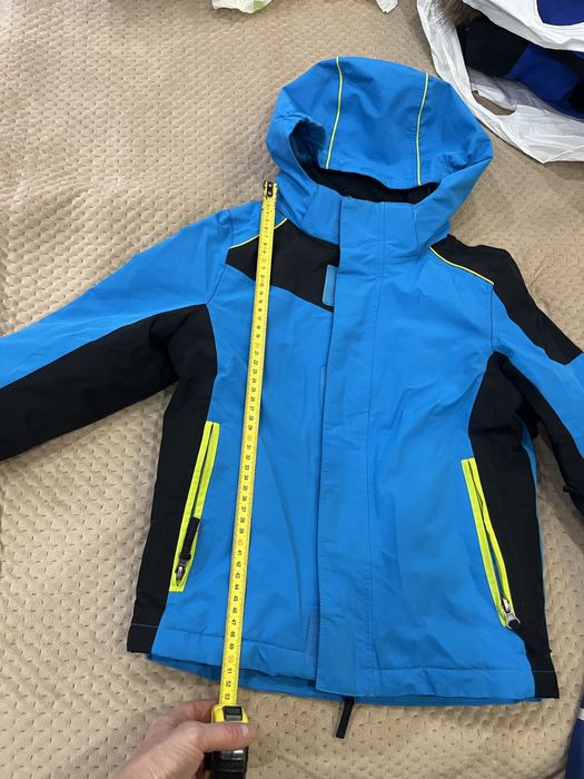 Осенняя фирменная куртка  на мальчикм 5 лет