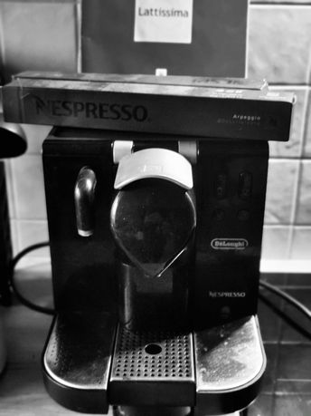 Nespresso Lattisima ekspres do kawy na kapsułki