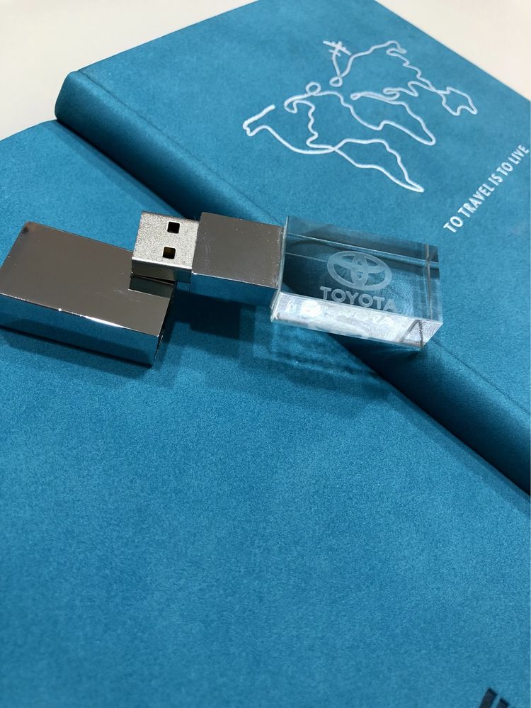 Флешка usb накопитель Toyota 32 Gb Тойота светящаяся