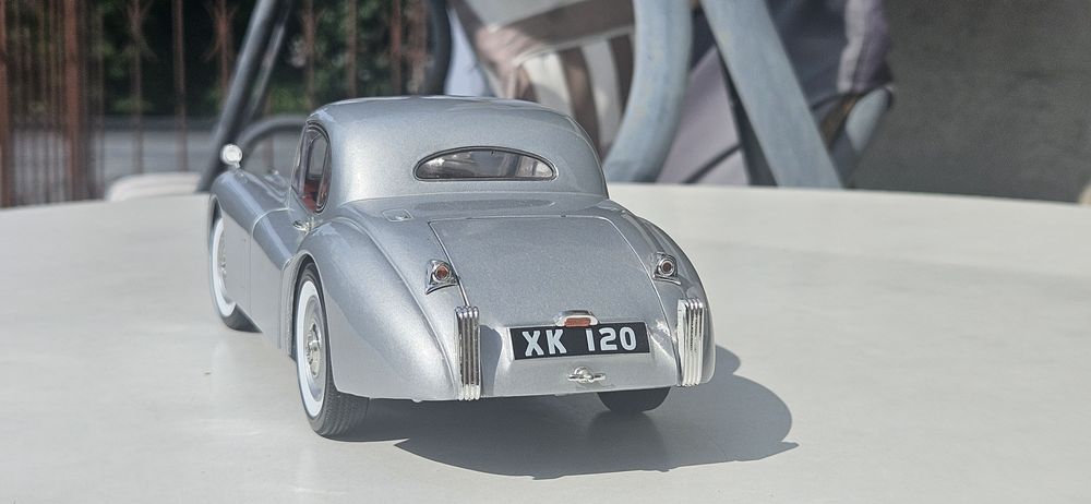 Jaguar XK 120 Signature models 1:18